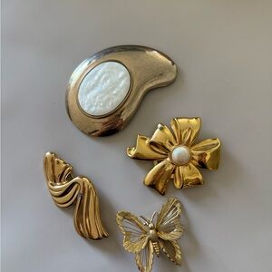 Lot of vintage brooches and dress clip